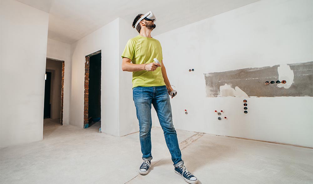 Uomo con visore VR impegnato nella progettazione 3D di interni. Utilizzo della realtà virtuale per visualizzare arredi e spazi su misura.